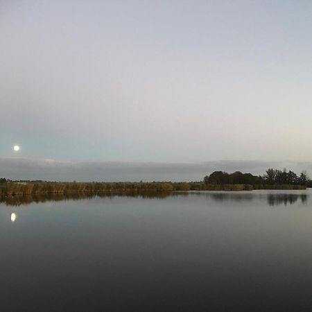 מוניקנדאם Over Lake מראה חיצוני תמונה