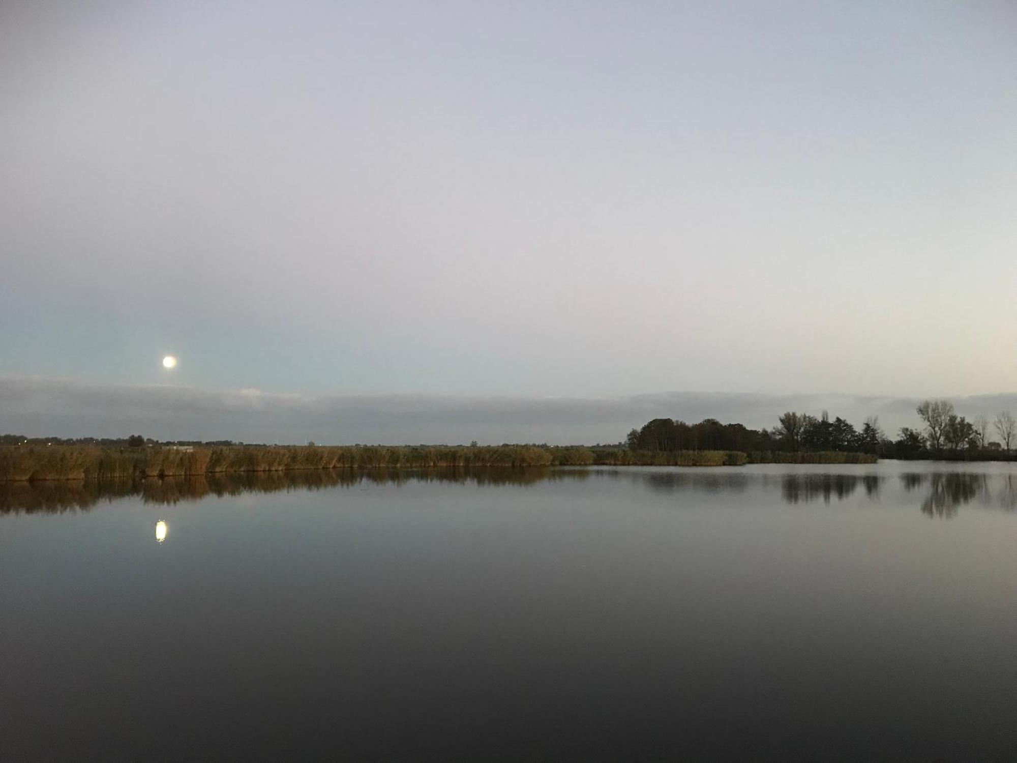 מוניקנדאם Over Lake מראה חיצוני תמונה